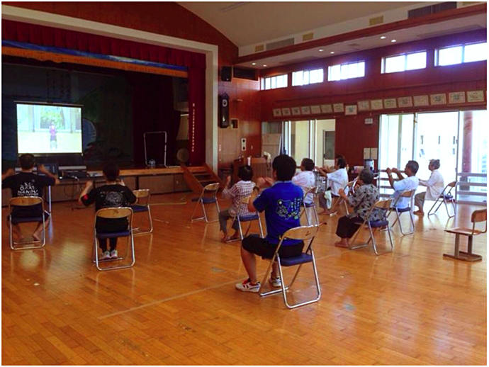【名桜大学健康・長寿サポートセンター】伊平屋村島尻地区での運動・支援教室！公民館でのCGを使用したプログラム